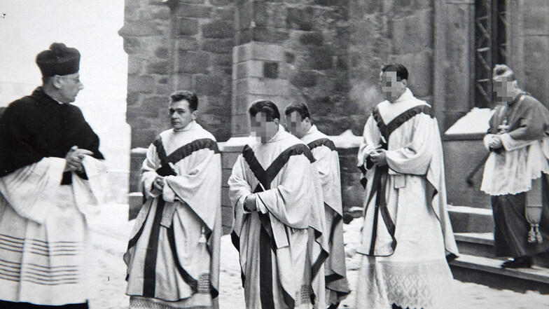 Bautzen im Dezember 1964: Dresdens damaliger Bischof Otto Spülbeck (links) schaut auf seine vier frisch geweihten Priester, darunter auch Erich G. (2.v.l.).