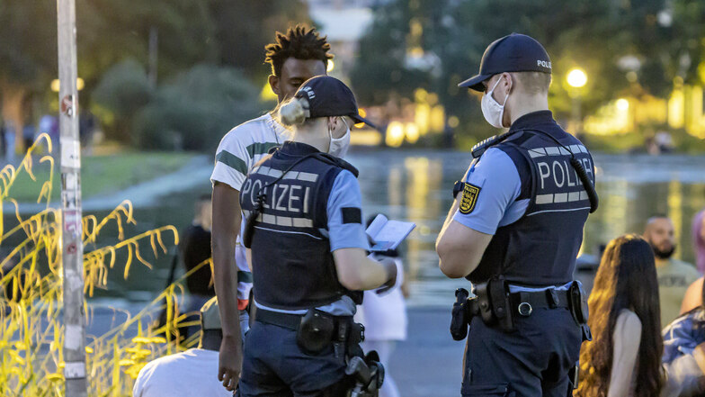 Die Polizei zeigt Präsenz am Eckensee in Stuttgart: Von dort waren die schweren Krawalle ausgegangen.