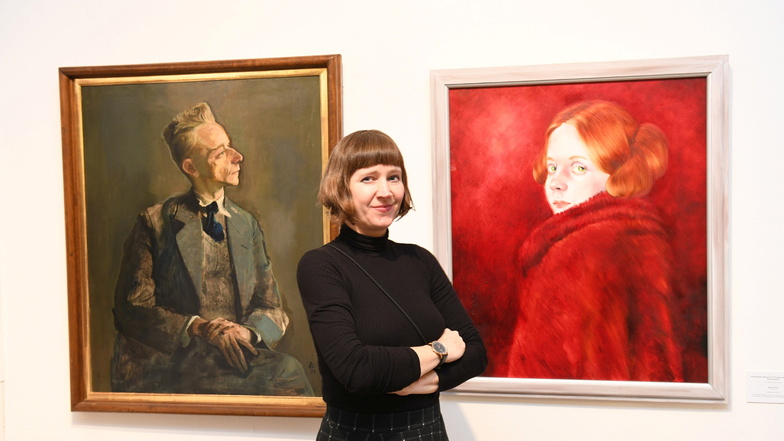 Simone Haack mit Bild "Dame in Rot" - es hängt im Museum Schloss Freital Burgk als Ersatz für das verliehene Bildnis Rosa Eberl von Otto Dix.