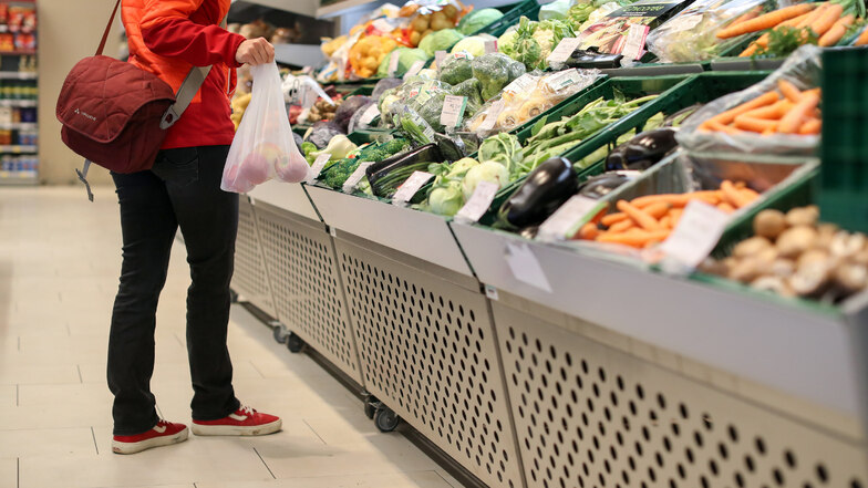 Ein gewohntes Bild im Supermarkt: Obst und Gemüse sind oft in Plastik verpackt oder werden spätestens beim Einkauf in eine Tüte gesteckt. Geht es auch anders?