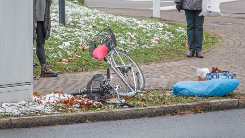 Nach dem Unfall an der Riesaer Ecke Kasernenstraße/Breitscheidstraße war das Fahrrad einer 60-Jährigen arg lädiert. Die Frau selbst blieb unverletzt.
