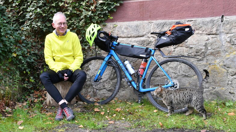 Der Dresdner Holger Ostermeyer strampelt sich mit möglichst knappem Gepäck auf dem Rad mehr als 3.000 Kilometer weit ab - und das alles für einen guten Zweck, den er sehr zu schätzen gelernt hat.