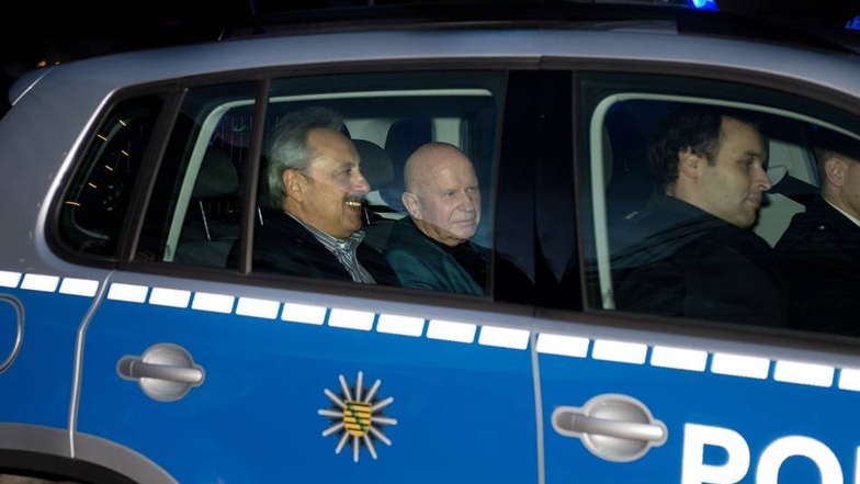 Im Polizeiauto mit Blaulicht erreichten am Sonntag die Schauspieler Wolfgang Stumph (l) und Lutz Mackensy (r) den Kristallpalast in Dresden.