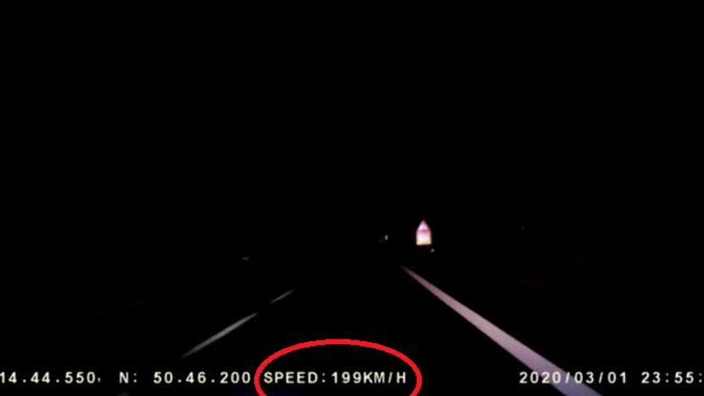 Ein Screenshot aus dem Video der Bordkamera der Polizei zeigt, wie schnell diese (rot umrandet) unterwegs war.