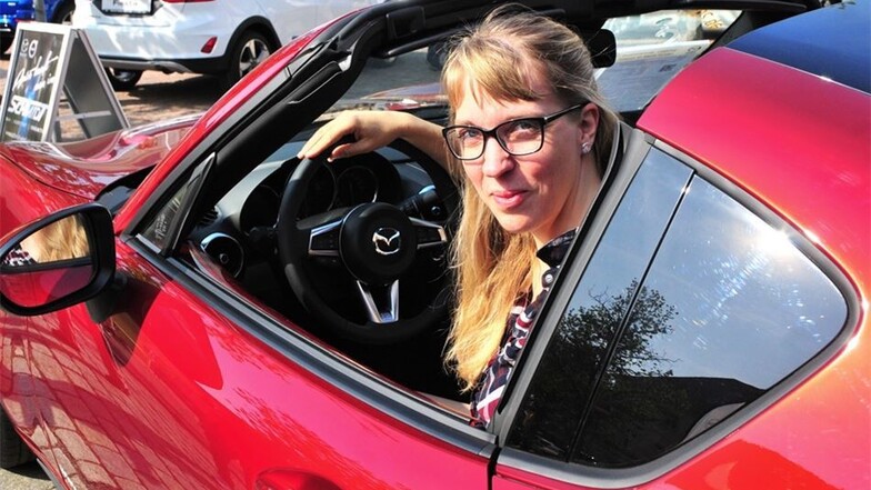 Kathrin Zülch aus Meißen testete bei strahlendem Sonnenschein in der Großenhainer Innenstadt ein rotes Cabrio.