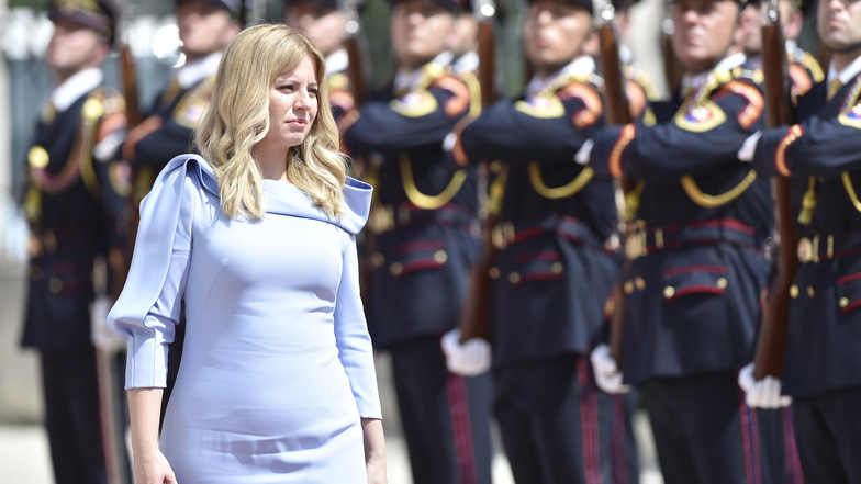 Zuzana Caputova schreitet die Ehrengarde vor dem Präsidentenpalast nach ihrer Amtseinführung ab. Die 45 Jahre alte Liberale ist das erste weibliche Staatsoberhaupt der Slowakei. 