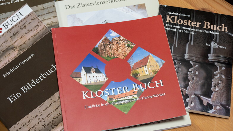 Im Laden werden Publikationen übers Kloster angeboten.