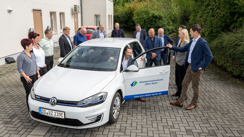Der Wilthener Bürgermeister Michael Herfort nahm das E-Auto als Vorsitzender des Abwasserverbands entgegen.