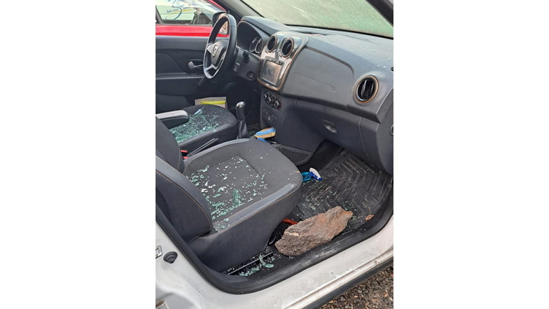 Unter anderem kiloschwere Steine nutzten die Täter, um Scheiben an den Autos zu zerstören.
