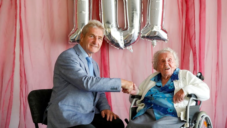 Sylvia Riedel ist jetzt 101 Jahre. Zum Gratulieren kam auch Andreas Mannschott als Stellvertreter des Oberbürgermeisters in den Senioren-Pflegepark "Zur Linde" in Zittau.