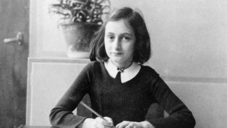 Anne Frank wollte Journalistin und eine berühmte Schriftstellerin werden. Mit 15 starb sie 1945 im KZ Bergen-Belsen. Doch ihr Romanentwurf „Liebe Kitty“, ein literarisches Zeugnis von beträchtlichem Wert, wird nun neu aufgelegt.
