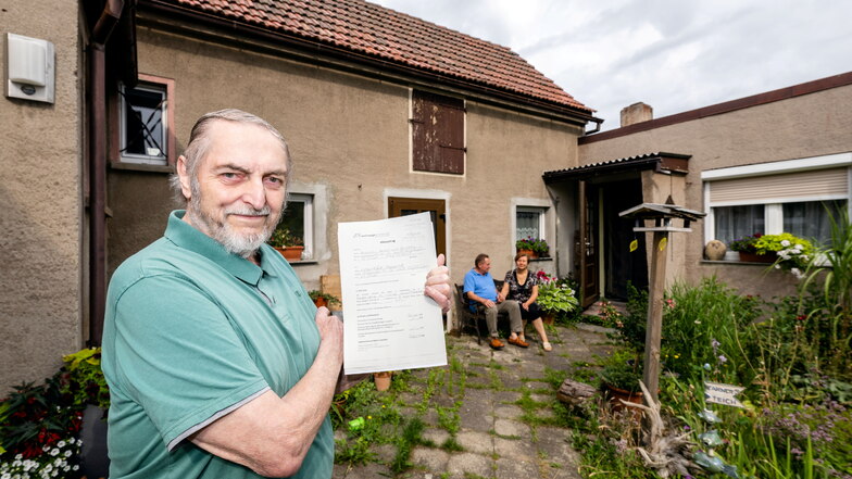Arndt Hochrein aus Crosta vermietet eine Einliegerwohnung an das ukrainische Ehepaar Lytvynchuk (hinten). Den Mietvertrag hat das Landratsamt Bautzen auch bestätigt, bisher allerdings noch keine Miete gezahlt.