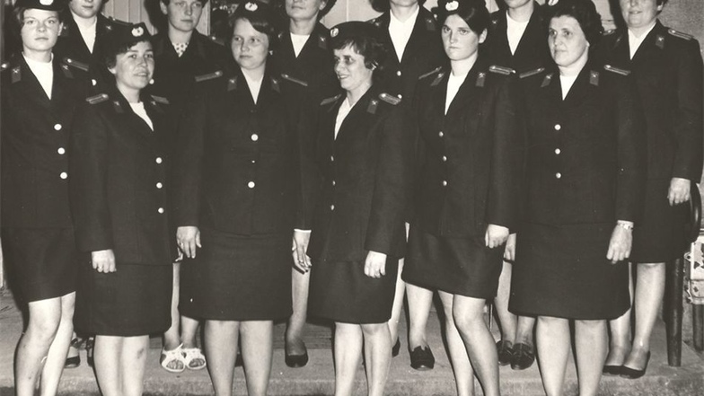 Zwischen 1943 und 1999 gab es in Strehlas Wehr eine eigene Frauengruppe – hier ein Foto aus DDR-Zeiten. Heute gibt es in der gemischten Truppe immerhin eine aktive Kameradin.