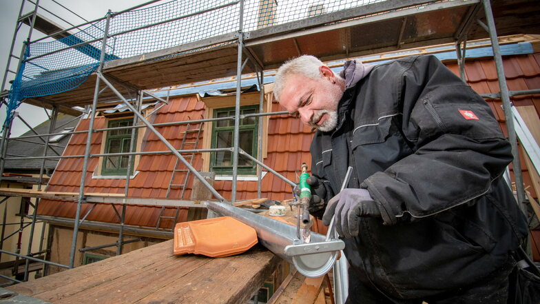 Zu den privaten Sanierungsvorhaben, die 2020 gefördert worden sind, gehört auch die Dacherneuerung des Hauses Wunderburg 9. Zu den beteiligten Handwerkern gehörte Dachklempner Thomas Mattheß.
