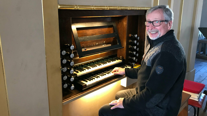 Hans-Georg Mauer begeistert mit Orgelmusik in der Glashütter Sankt-Wolfgang-Kirche.