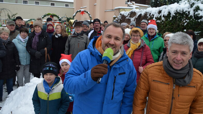 Rappelvoll war es im Märchengarten in Reichenbach im Dezember 2022. MDR-Sachsen Moderator Silvio Zschage (Mitte) kam zu dem Märchengarten von Hans-Jürgen Scheibe (rechts daneben) und lud das Publikum zur Weihnachtsmusik ein.