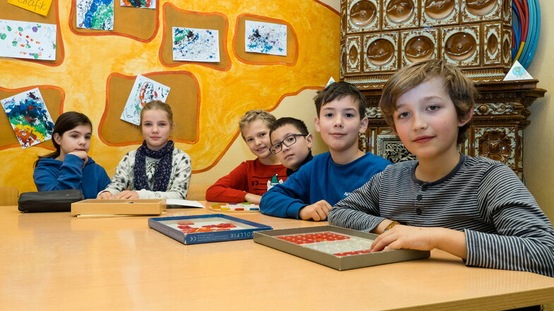 Sprachlernspiele sind beliebt bei den deutschen und ukrainischen Kindern, die an der Dietrich-Heise-Schule gemeinsam lernen: Milena, Helene, Johannes, Ilja, Mark und Silas (v. l. n. r.).