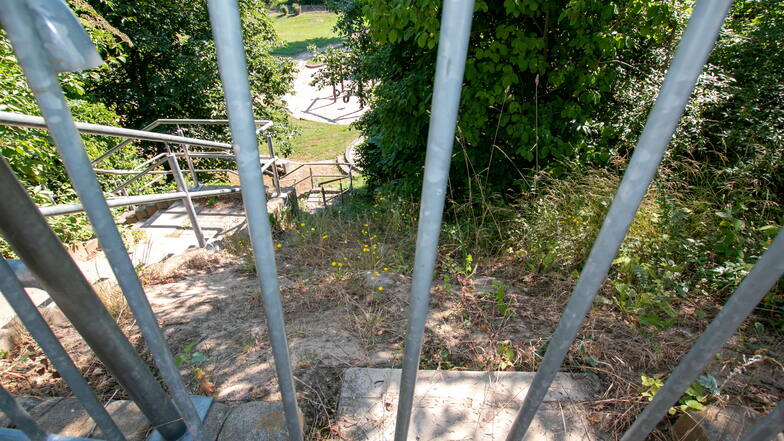 Die Hangrutsche auf dem Spielplatz in Keuern entlang der Treppe ist abgebaut worden. Eine neue aus Edelstahl soll im Herbst aufgebaut werden.