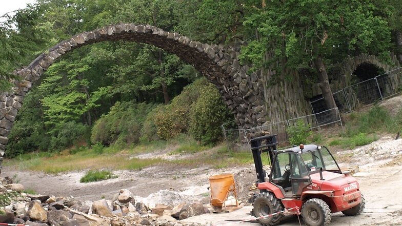 Bald soll die Sanierung der Rakotzbrücke starten. Doch in dem bogenförmigen Bauwerk aus Basaltsteinen wiesen Experten der Unteren Naturschutzbehörde bei Untersuchungen das Vorkommen von Fledermäusen nach.