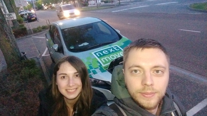 Selfie mit Freundin: Sebastian Stelzners erstes Elektroauto war ein Nissan Leaf - einst das meistverkaufte seiner Art in Europa.