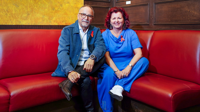 Moderator Jürgen Karney und Viola Klein, Initiatorin der Hope-Gala, auf dem roten Sofa. Dort sollen Gäste wie Uwe Hassbecker von Silly interviewt werden.