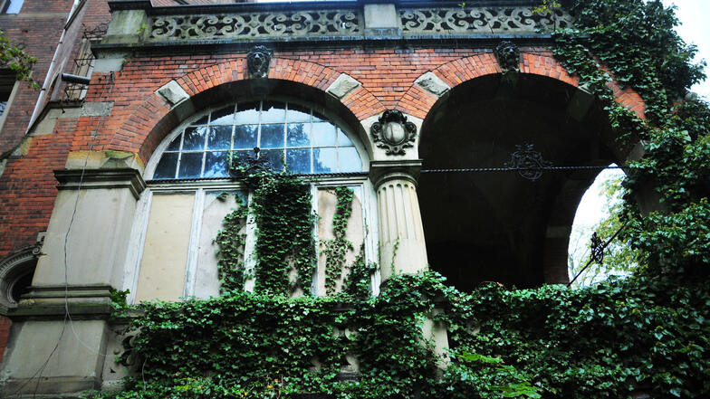 Noch sind viele historische Details der Villa Kolbe gut zu erkennen. Aber der Verfall auch im Garten geht weiter.