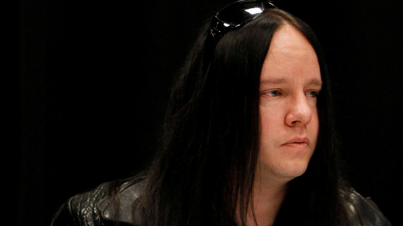 Der ehemalige Schlagzeuger der Metal-Band Slipknot, Joey Jordison, ist Medienberichten zufolge im Alter von 46 Jahren gestorben.