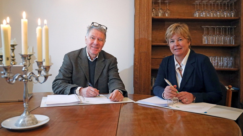Henry de Jong und Belinde Bakker unterschreiben den Vertrag zwischen dem Tiefenauer Schloss-Ferienresort und den Landal Greenparks.