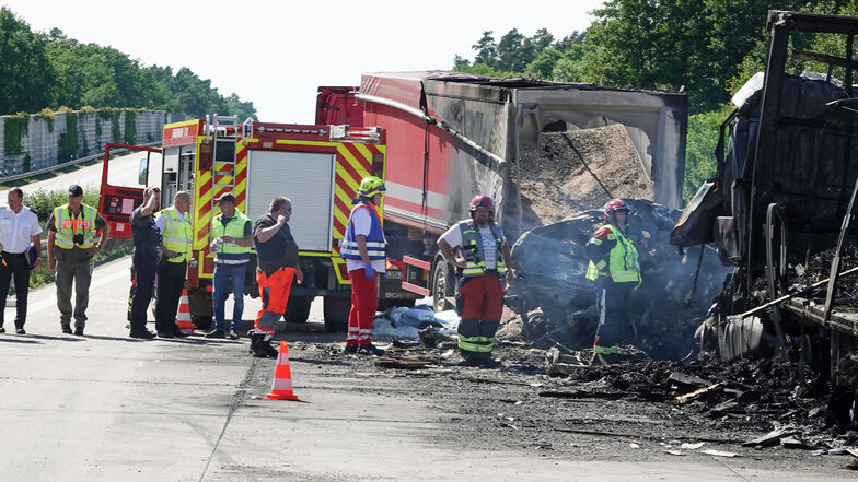 Rettungskräfte stehen auf der Autobahn. Bei einem Unfall auf der Autobahn A2 bei Burg in Sachsen-Anhalt sind mehrere Menschen verletzt worden.