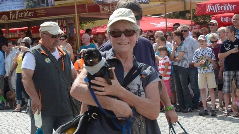 Wenn die kleinen Beine nicht mehr wollen, dann trägt Frauchen ihren Liebling im Schaubild der Hundesportfreunde Nieder Neundorf auf dem Arm.