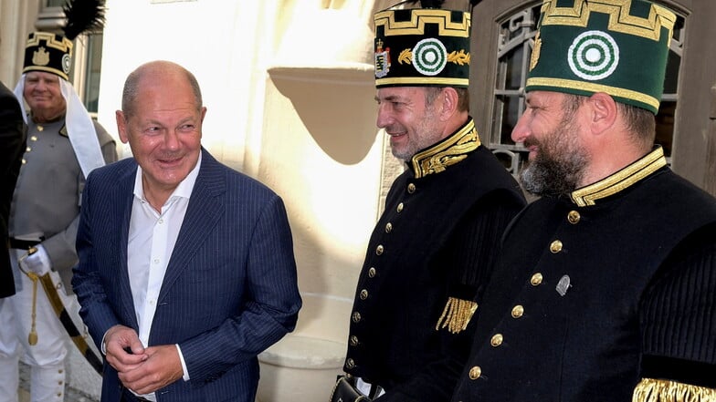 Bundeskanzler Olaf Scholz (SPD, 2.v.l.) besucht das für die Förderung und Ordnung des Bergbaus, inklusive der Lithiumgewinnung im Erzgebirge, zuständige Oberbergamt in Freiberg.