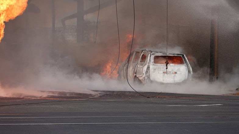 Mehrere Autos wurden durch die Flammen völlig zerstört.