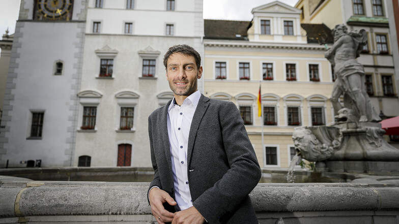 Matthias Schöneich (CDU) steht vor dem Görlitzer Rathaus. Dort will er künftig im Stadtrat mitwirken.