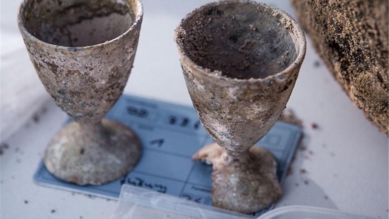 Neben Geschirr und Besteck wurden auch Eierbecher ausgegraben. Einige Funde waren 1945 zusammengeschmolzen.