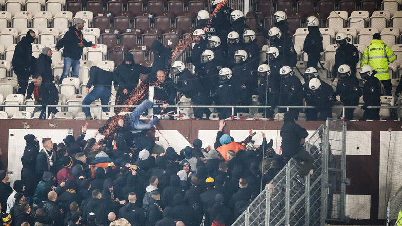 Die Polizei greift im Stadion schnell ein, drängt die Gewalttäter zurück. Eine Leuchtrakete fliegt vom Stadiondach zurück auf die Zuschauer.