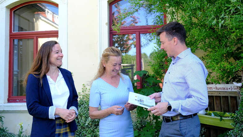Serpina Bittner vom Verein Ein Haus für Vieles e.V. (M.) nahm den amtlichen Bescheid zur Vereinsförderung von Bürgermeister Markus Renner und Familienamtsleiterin Katrin Nestler entgegen.
