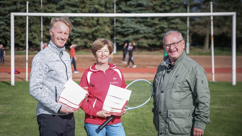 Auszeichnung für Trainer des Radeberger SV. Ronny Leuschner und Angelika Cloidt wurden vom Kreissportbund Urkunden überreicht. RSV-Präsident Knut Mulansky (re.) freut sich über die Ehrung seiner Trainer.
