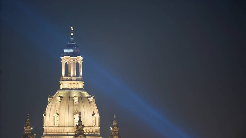 Die Kuppel der Dresdner Frauenkirche im Lichte eines Laserstrahlers.