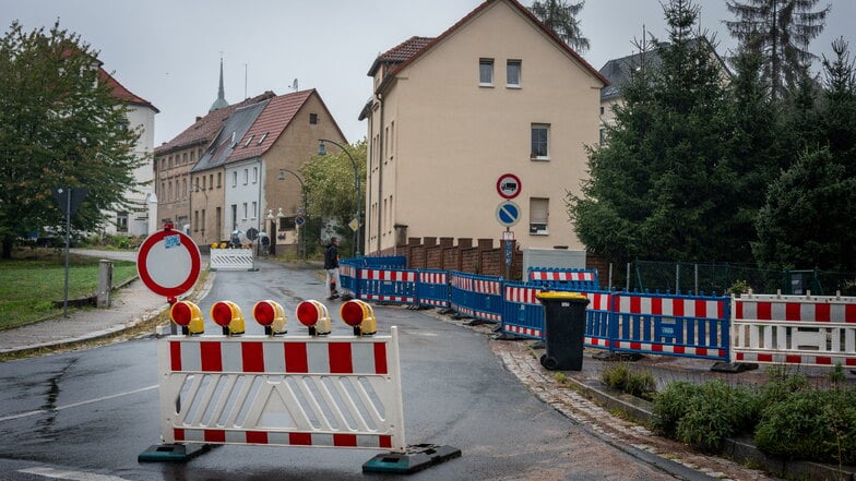 Seit Sonnabend laufen die Reparaturarbeiten nach den zwei Rohrbrüchen in Seifersdorf. Die Straße am Alten Stollen ist vorerst halbseitig gesperrt.