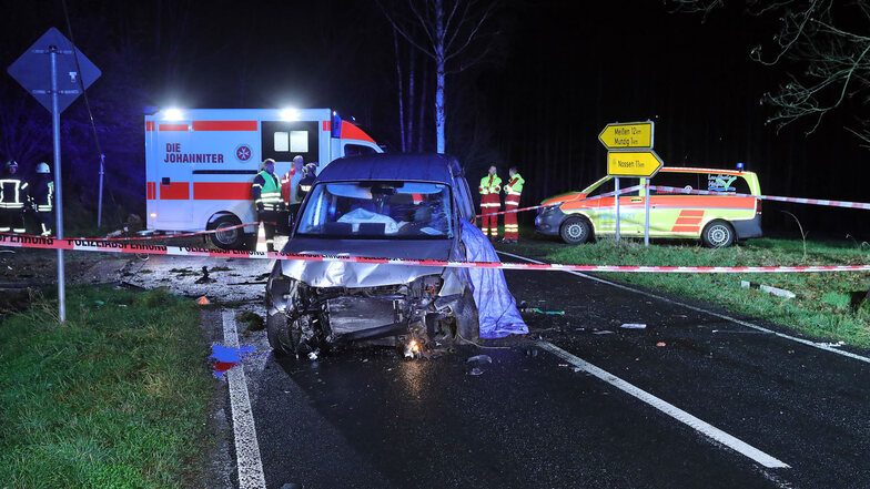 Der Fahrer des Unfallwagens war noch am Unfallort verstorben.