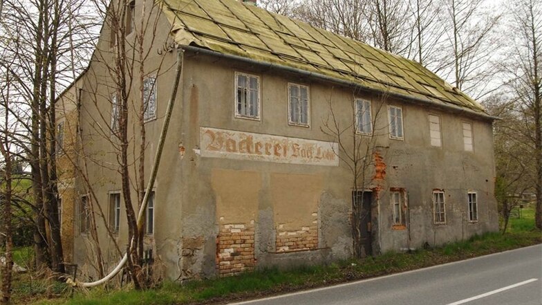 Die Aufschrift „Bäckerei“ verblasst. Was aus dem Haus in Kemnitz werden soll, ist nicht klar. Es steht seit vielen Jahren leer.