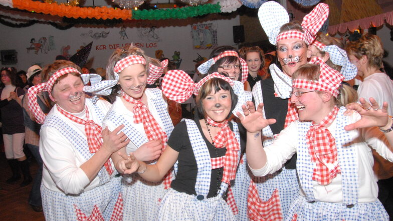 Der Weiberfasching beim Karnevalclub Rengersdorf ist immer ein Gaudi. Auch für diese "Buntkarierten" im Februar 2009.