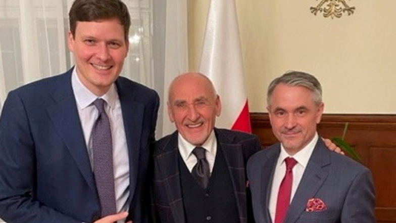 Staatssekretär Conrad Clemens (li.) mit Tour-Organisator Czeslaw Lang (Mitte) und dem polnischen Botschafter in Berlin, Dariusz Pawlos, bei einem Vorbereitungstreffen am 12. Dezember 2023 in Berlin.