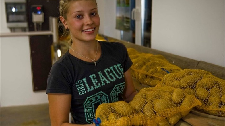 Jenny Michel belädt das Band des neuen Kartoffelautomaten in Reinhardtsdorf. Die 16-Jährige absolviert ein vierwöchiges Praktikum bei der Agrargenossenschaft Oberes Elbtal.