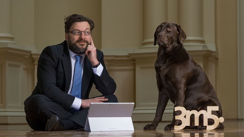 Ein Chef, ein Hund: 3m5-Geschäftsführer Michael Eckstein arbeitet in einer repräsentativen Dresdner Villa, aber auch im Homeoffice an Internetseiten. Üblicherweise aber nicht auf dem Fußboden.