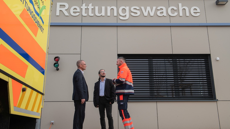 Die neue Rettungswache Thiendorf ist eröffnet: Oliver Kummich (r.) vom Malteser Hilfsdienst steht
Landrat Ralf Hänsel und Bürgermeister Dirk Mocker (M) Rede und Antwort.