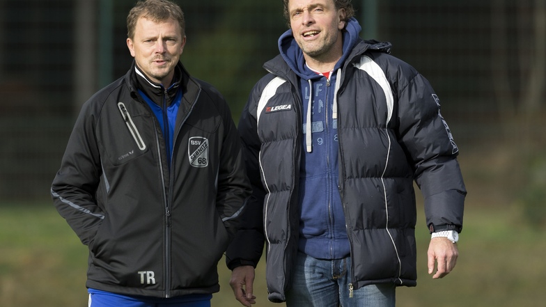 Rückblick: Im Oktober 2014 gastierte Uwe Kuhl (rechts) mit Stahl Freital beim BSV 68 Sebnitz, damals trainiert von Uwe Rahle (links). In der neuen Saison kreuzen sich ihre Wege wieder: Kuhl ist BSV-Coach, Rahle Trainer des SV Wesenitztal.