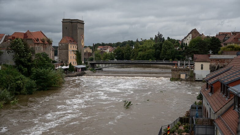 Blick auf die Altstadtbrücke und das Neiße-Hochwasser in Görlitz am Sonntag.