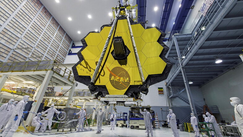 Am 13. April 2017 haben Techniker den Spiegel des James-Webb-Weltraumteleskops mit einem Kran im Goddard Space Flight Center angehoben.