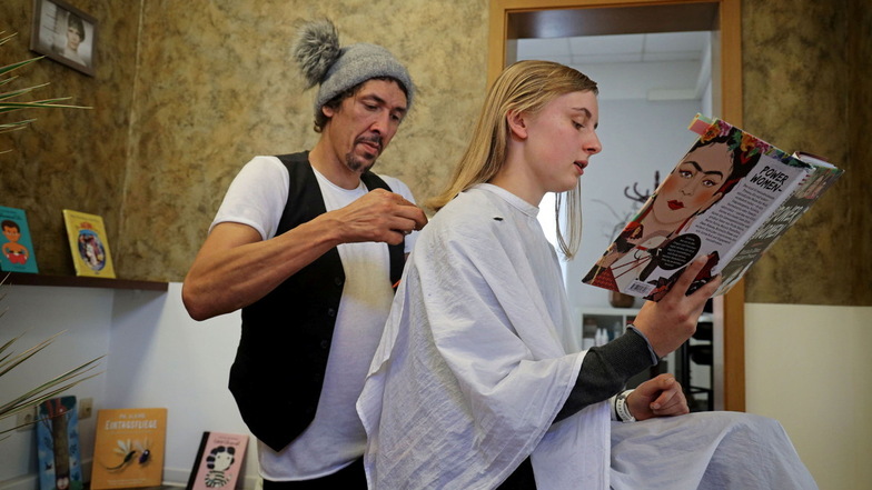 Gastspiel im Friseursalon "Kopfüber": Danny Beuerbach schneidet Jule Trosse die Haare, während sie vorliest.